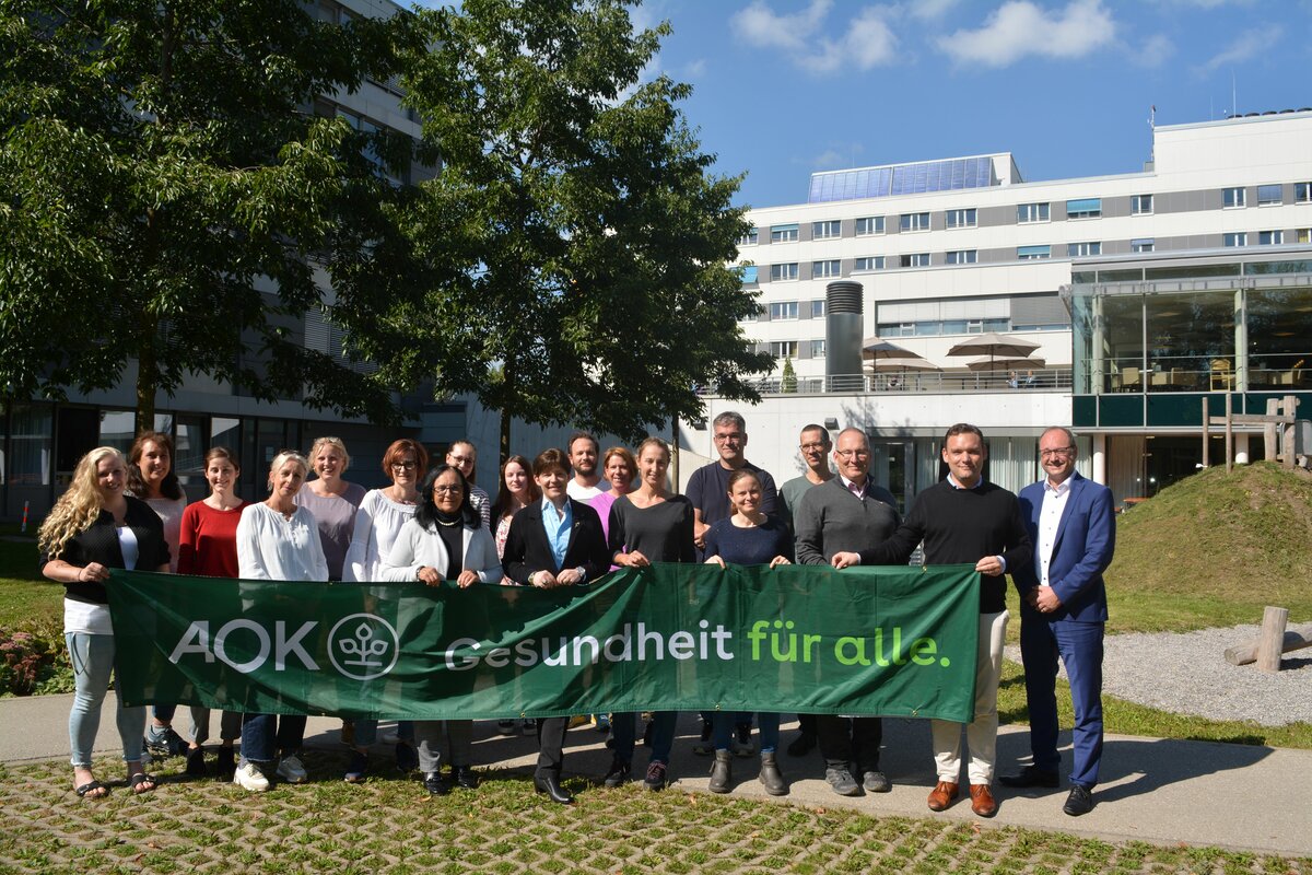 Bernd Ruppert, Direktor der AOK Kaufbeuren-Ostallgäu, Andreas Kutschker , Vorstand der Kliniken Ostallgäu-Kaufbeuren und die Referenten von der PSU-Akut e. V.,  Geschäftsführer Andreas Igl und Dr. Till Ritter – zusammen mit den Kursteilnehmern.  | © AOK Stefan Rampp
