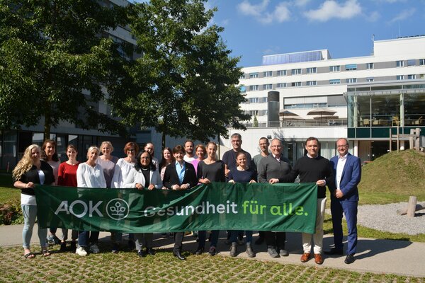 Bernd Ruppert, Direktor der AOK Kaufbeuren-Ostallgäu, Andreas Kutschker , Vorstand der Kliniken Ostallgäu-Kaufbeuren und die Referenten von der PSU-Akut e. V.,  Geschäftsführer Andreas Igl und Dr. Till Ritter – zusammen mit den Kursteilnehmern.  | © AOK Stefan Rampp