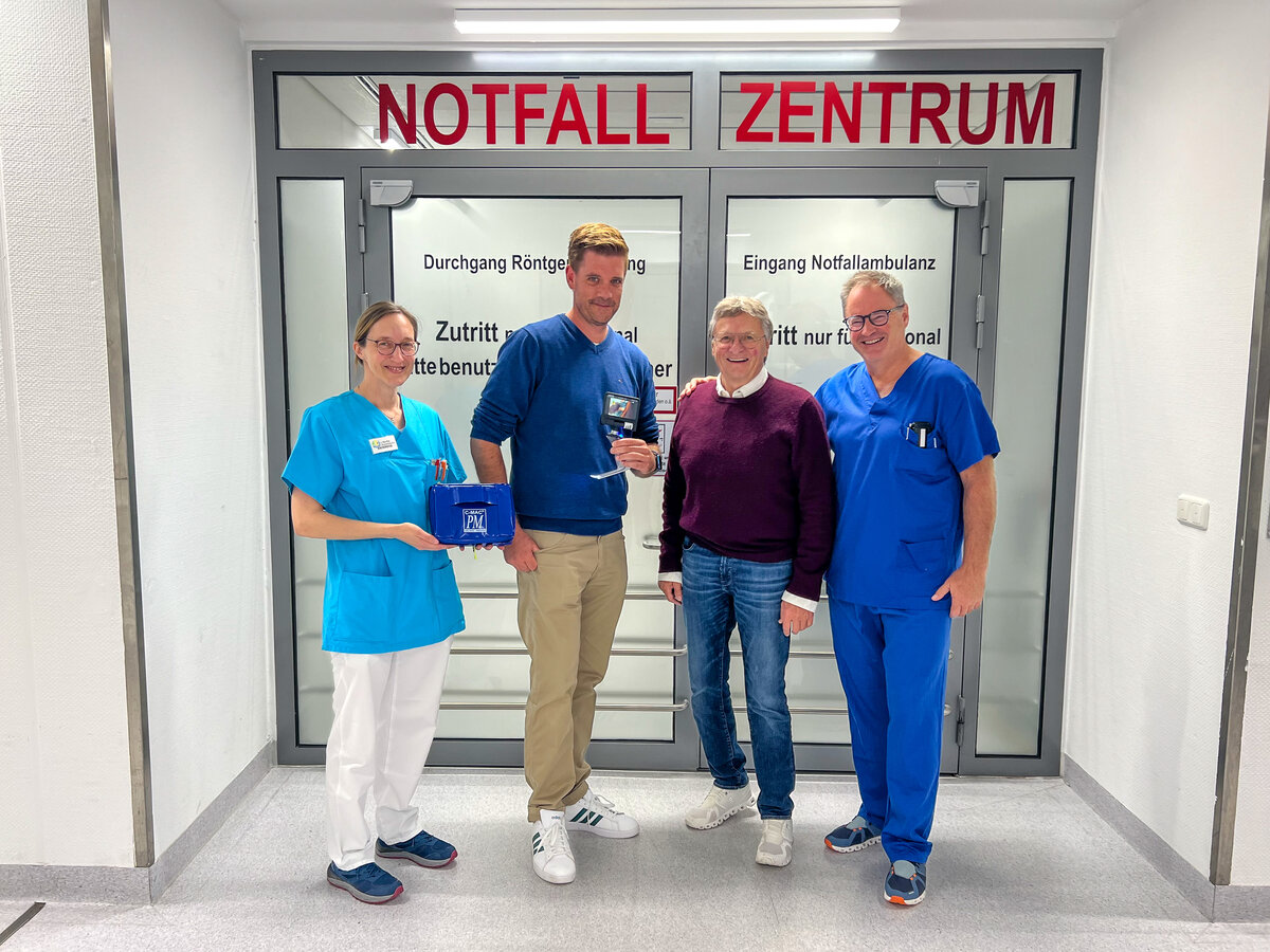 Dr. Rainer Karg (2.v.r.) gemeinsam mit der Stationsleitung des Notfallzentrums Füssen, Judith Renftle (l.) sowie dessen Chefarzt, Dr. Philipp Zimmermann (2.v.l.) und dem Ärztlichen Direktor der Klinik Füssen, Dr. Martin Hinterseer (r.). | © Dominique Roth | Kliniken Ostallgäu-Kaufbeuren