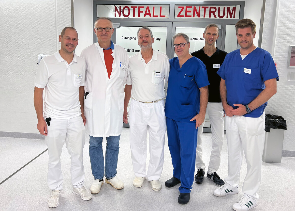 Decken ein breites medizinisches Spektrum für die erweiterte Notfallversorgung an: Die Chefärzte der Klinik Füssen Dr. Manuel Däxle (Unfallchirurgie und orthopädische Chirurgie), Dr. Joachim Klasen (Anästhesiologie und Intensivmedizin), Dr. Winfried Eschholz (Gynäkologie und Geburtshilfe), Dr. Martin Hinterseer (Innere Medizin und Kardiologie), Dr. Michael Dykta (Allgemein- und Viszeralchirurgie) sowie Dr. Philipp Zimmermann (Notfallzentrum).  | © Dominique Roth / Kliniken Ostallgäu-Kaufbeuren