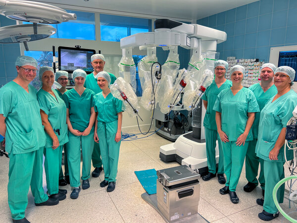 Die Teams der Gynäkologie, der Allgemein- und Viszeralchirurgie sowie der OP-Pflege und der Anästhesie freuen sich über die Arbeit mit dem OP-Roboter DaVinci Xi. | © Die Teams der Gynäkologie, der Allgemein- und Viszeralchirurgie sowie der OP-Pflege und der Anästhesie freuen sich über die Arbeit mit dem OP-Roboter DaVinci Xi.