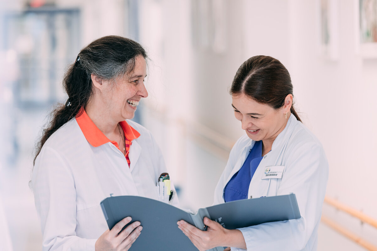 Dr. Jutta Bohn (l.) im Gespräch mit einer Kollegin | © Kliniken Ostallgäu-Kaufbeuren