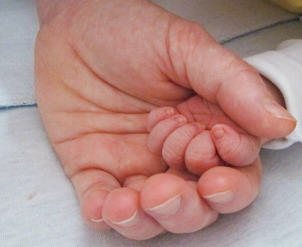 Die Hand der kleinen Leonie in der Hand ihrer Mama im Kreißsaal der Klinik Füssen | © Die Hand der kleinen Leonie in der Hand ihrer Mama im Kreißsaal der Klinik Füssen