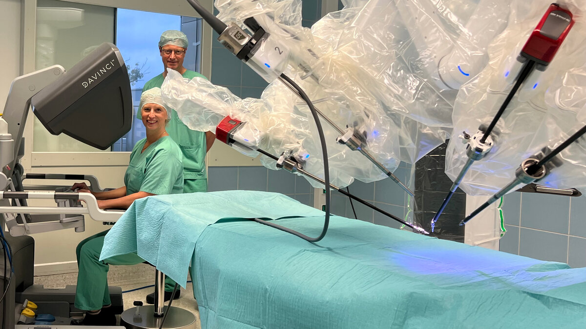 Die beiden Chefärzte PD Dr. Enikö Berkes und Prof. Stefan Maier am OP-Roboter DaVinci Xi. Am Tag der offenen Tür dürfen sich auch interessierte Besucherinnen und Besucher an dem High-Tech-Gerät probieren.  | © Dominique Roth / Kliniken Ostallgäu-Kaufbeuren