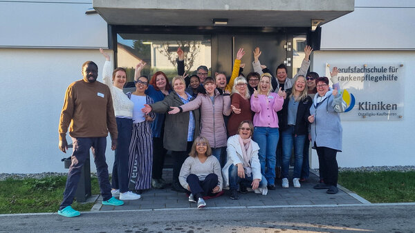 Der neue Jahrgang des Ausbildungskurses zum Pflegefachhelfer (m/w/d) an der Berufsfachschule für Krankenpflegehilfe Buchloe. | © Kliniken Ostallgäu-Kaufbeuren