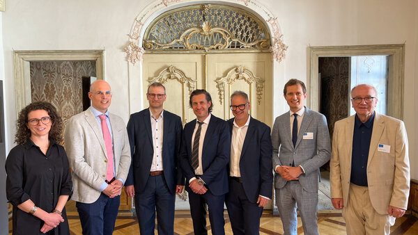 Wollen im Netzwerk die Gesundheitsversorgung in der Region verbessern (v.l.n.r.): Dr. Lederle-Kranzler (Klinik Füssen), Prof. Philipp Raake und PD Dr. Thomas Pusl (UK Augsburg), Prof. Axel Bauer (Med. Uni Innsbruck), Dr. Martin Hinterseer (Klinik Füssen), Prof. Sebastian Reinstadler (Med. Uni Innsbruck), Dr. Dietmar Baron (Klinik Füssen). | © Kliniken Ostallgäu-Kaufbeuren