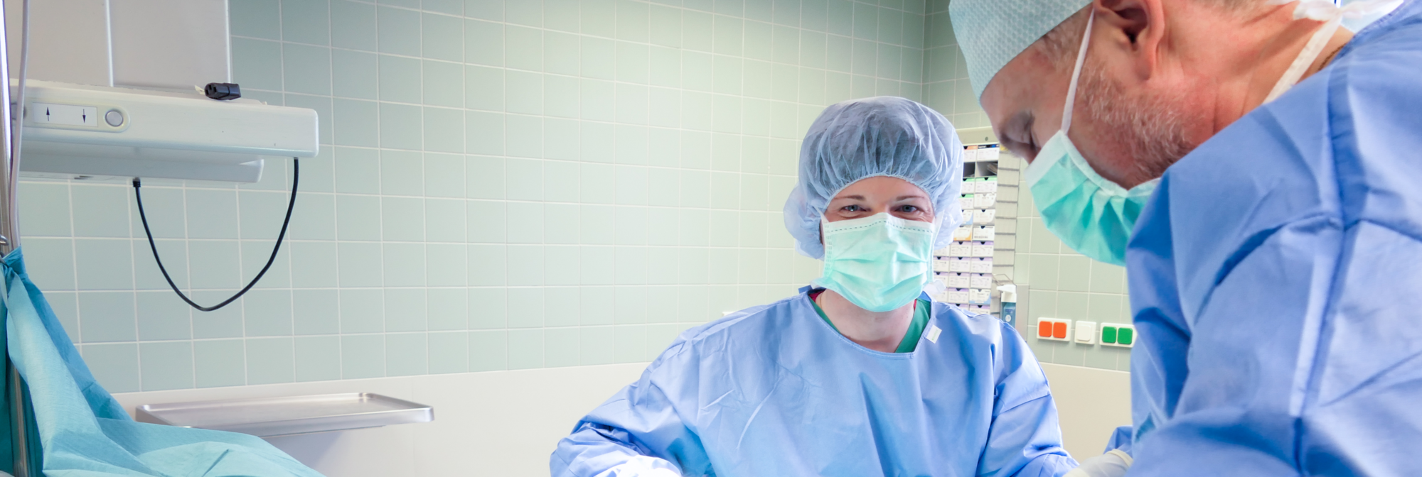 OP-Stationsleiter Jürgen Krück-Kein assistiert leitendem kardiologischen Oberarzt Dr. Alex Roppelt bei einem Eingriff. | © Kliniken Ostallgäu-Kaufbeuren