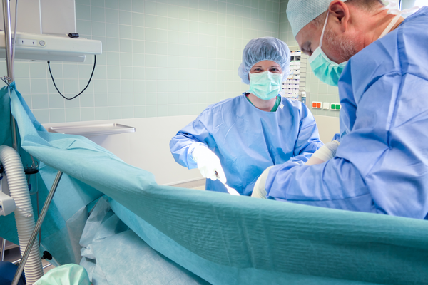 OP-Stationsleiter Jürgen Krück-Kein assistiert leitendem kardiologischen Oberarzt Dr. Alex Roppelt bei einem Eingriff. | © Kliniken Ostallgäu-Kaufbeuren