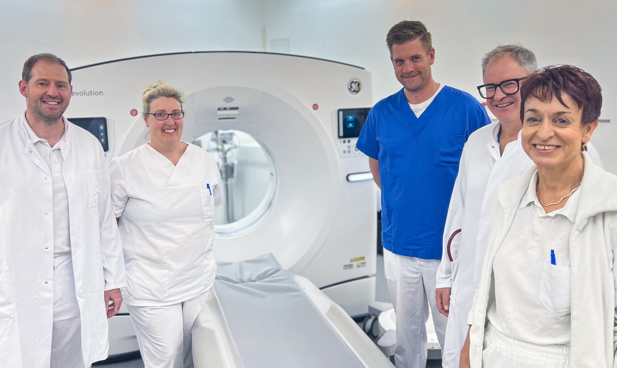 Profitieren vom vielseitigen Einsatzspektrum des neuen Computertomographen: Oberarzt Dr. Thomas Leitenstorfer, Abteilungsleiterin Röntgendiagnostik Barbara Pfefferle, Chefarzt Dr. Philipp Zimmermann, Chefarzt Dr. Martin Hinterseer und Oberärztin Dr. Sonja Empl. Foto: Kliniken Ostallgäu-Kaufbeuren | © Kliniken Ostallgäu Kaufbeuren
