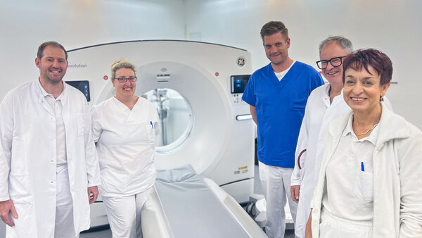 Profitieren vom vielseitigen Einsatzspektrum des neuen Computertomographen: Oberarzt Dr. Thomas Leitenstorfer, Abteilungsleiterin Röntgendiagnostik Barbara Pfefferle, Chefarzt Dr. Philipp Zimmermann, Chefarzt Dr. Martin Hinterseer und Oberärztin Dr. Sonja Empl. Foto: Kliniken Ostallgäu-Kaufbeuren | © Kliniken Ostallgäu Kaufbeuren