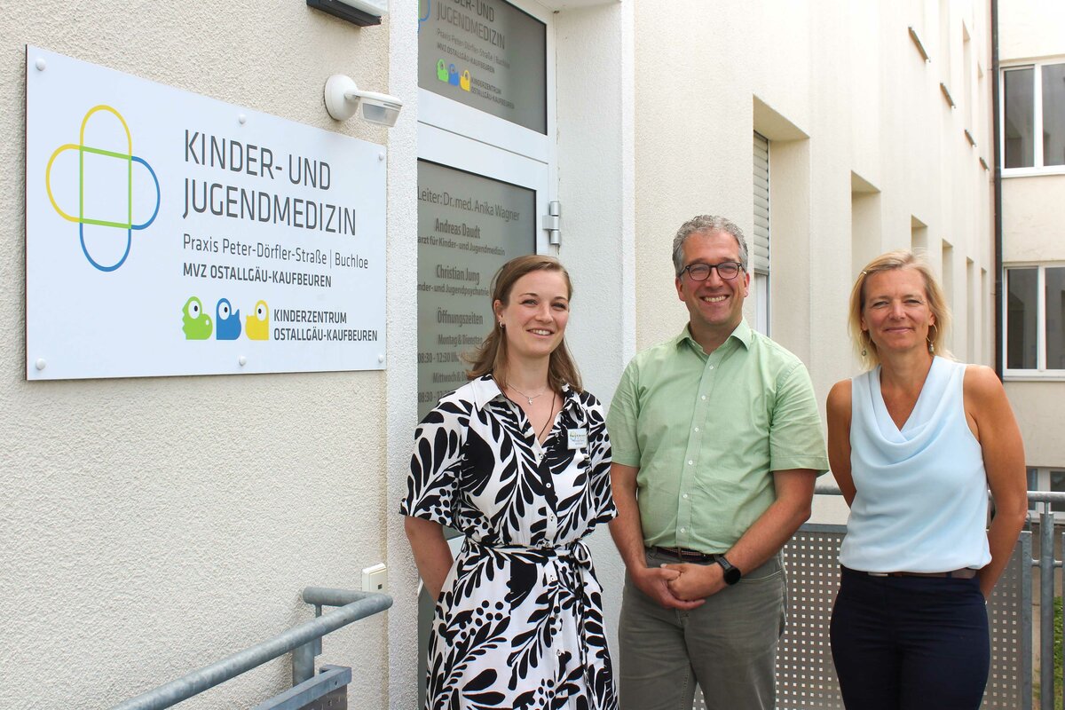 Das vergrößerte Team der Kinder- und Jugendpsychiatrie Praxis (v.l.): Lioba Neumeister, Christian Jung und Patricia Schwart. Nicht im Bild: Elisabeth Karbatsch-Maas  | © Das vergrößerte Team der Kinder- und Jugendpsychiatrie Praxis (v.l.): Lioba Neumeister, Christian Jung und Patricia Schwart. Nicht im Bild: Elisabeth Karbatsch-Maas 