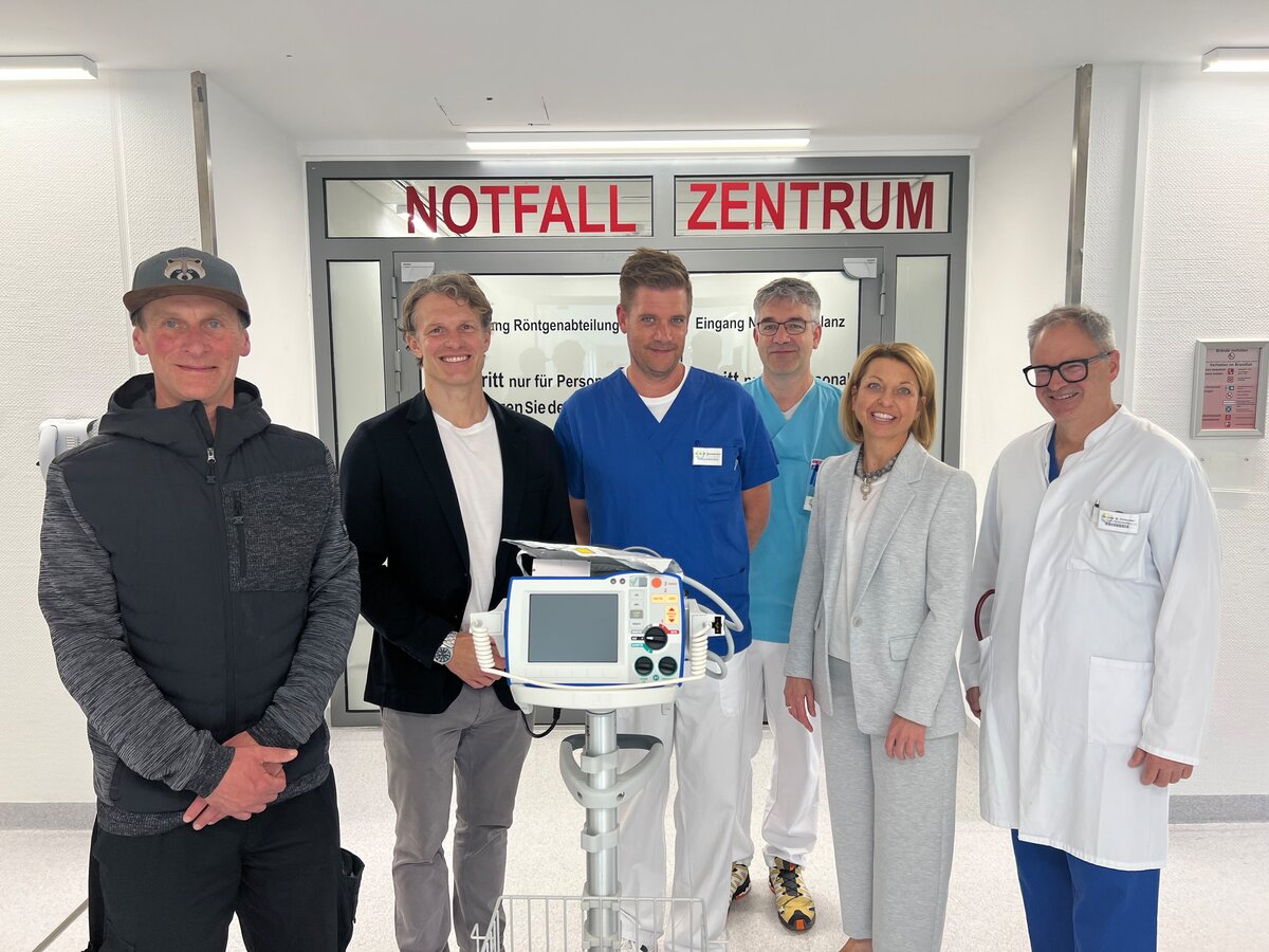Freuen sich über den neu angeschafften Defibrillator: Herrmann Härtl (2. Vorsitzender Kinderkrebshilfe Königswinkel), Dr. Tobias Rieder (Vorsitzender Kinderkrebshilfe Königswinkel), Dr. Philipp Zimmermann (Chefarzt Notfallzentren Füssen & Kaufbeuren), Stefan Eckert (Stationsleitung Notfallzentrum Füssen), Dr. Anna Elisabeth Karg (Beirätin Kinderkrebshilfe Königswinkel), Dr. Martin Hinterseer (Ärztlicher Direktor Klinik Füssen). Foto: Kliniken Ostallgäu-Kaufbeuren | © Kliniken Ostallgäu-Kaufbeuren