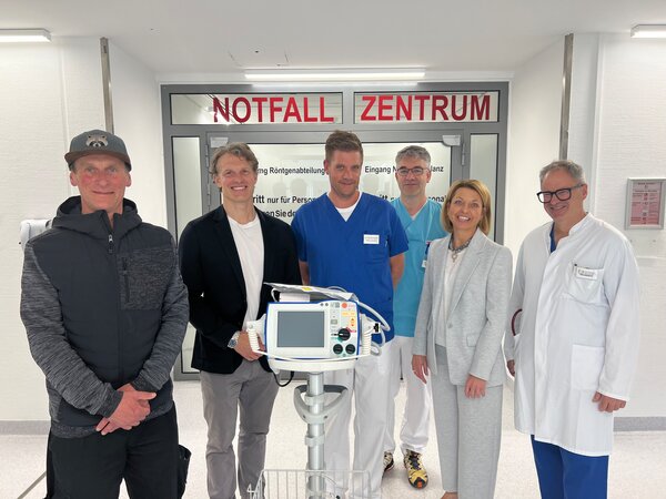 Freuen sich über den neu angeschafften Defibrillator: Herrmann Härtl (2. Vorsitzender Kinderkrebshilfe Königswinkel), Dr. Tobias Rieder (Vorsitzender Kinderkrebshilfe Königswinkel), Dr. Philipp Zimmermann (Chefarzt Notfallzentren Füssen & Kaufbeuren), Stefan Eckert (Stationsleitung Notfallzentrum Füssen), Dr. Anna Elisabeth Karg (Beirätin Kinderkrebshilfe Königswinkel), Dr. Martin Hinterseer (Ärztlicher Direktor Klinik Füssen). Foto: Kliniken Ostallgäu-Kaufbeuren | © Kliniken Ostallgäu-Kaufbeuren