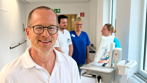 Dr. Steffen Vennemann (Vordergrund) mit Team. | © Kliniken Ostallgäu-Kaufbeuren