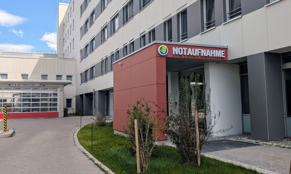 Der neue, gut erreichbare Eingang zur Notaufnahme an der Nordseite des Klinikums Kaufbeuren – ab 4. August täglich von 8 bis 21 Uhr geöffnet | © Kliniken Ostallgäu-Kaufbeuren