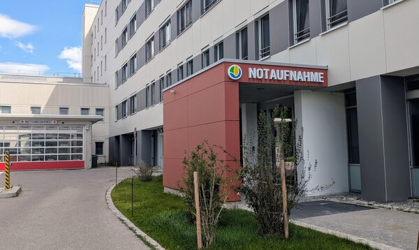 Der neue, gut erreichbare Eingang zur Notaufnahme an der Nordseite des Klinikums Kaufbeuren – ab 4. August täglich von 8 bis 21 Uhr geöffnet | © Kliniken Ostallgäu-Kaufbeuren