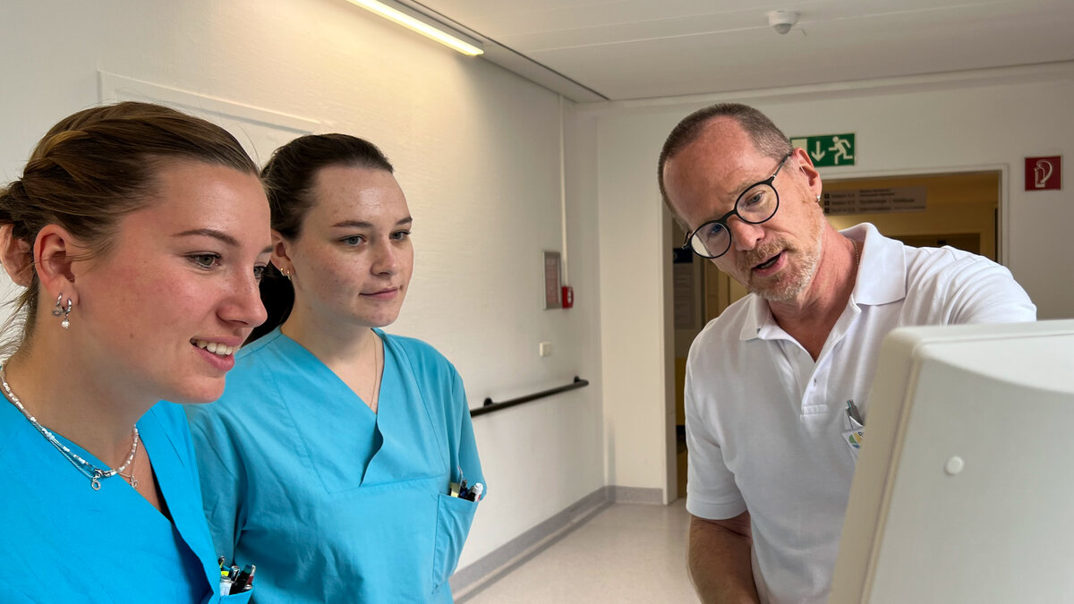 Dr. Steffen Vennemann (r.) mit zwei Pflegekräften der Klinik Füssen | © Kliniken Ostallgäu-Kaufbeuren