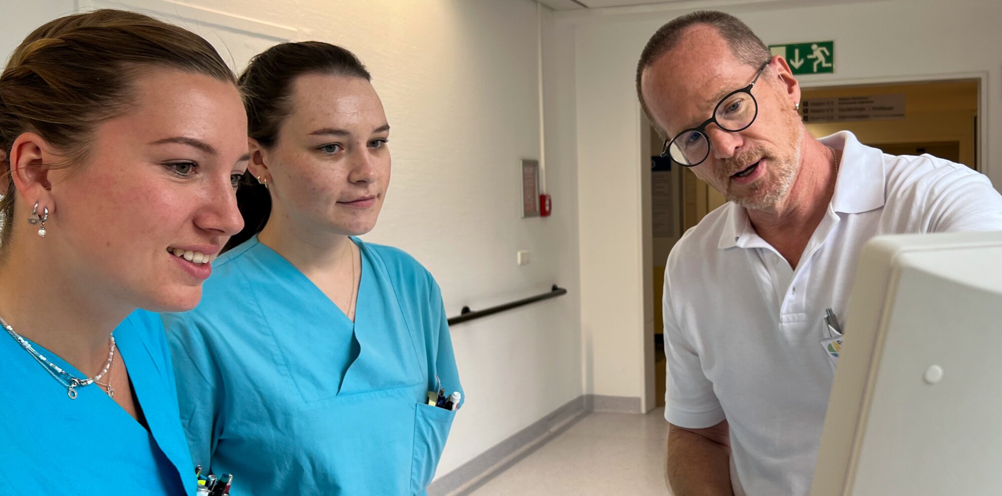 Dr. Steffen Vennemann (r.) mit zwei Pflegekräften der Klinik Füssen | © Kliniken Ostallgäu-Kaufbeuren