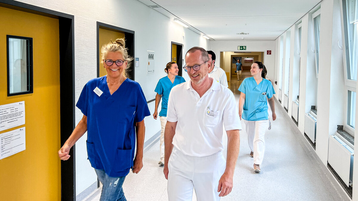 Zufriedene Beschäftigte: der neue Chefarzt für Unfallchirurgie und Orthopädie Dr. Steffen Vennemann (vorne rechts) mit Team.  | © Kliniken Ostallgäu-Kaufbeuren
