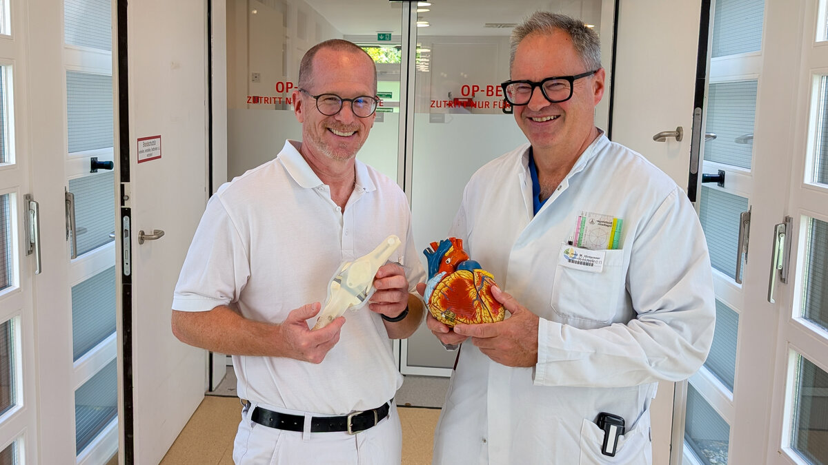 Dr. Steffen Vennemann (l.), Chefarzt für Unfallchirurgie und Orthopädie, mit Dr. Martin Hinterseer, Chefarzt für Innere Medizin. Foto: Kliniken Ostallgäu-Kaufbeuren | © Kliniken Ostallgäu-Kaufbeuren