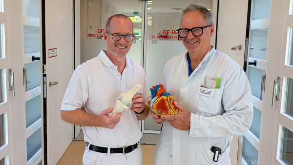 Dr. Steffen Vennemann (l.), Chefarzt für Unfallchirurgie und Orthopädie, mit Dr. Martin Hinterseer, Chefarzt für Innere Medizin. Foto: Kliniken Ostallgäu-Kaufbeuren | © Kliniken Ostallgäu-Kaufbeuren