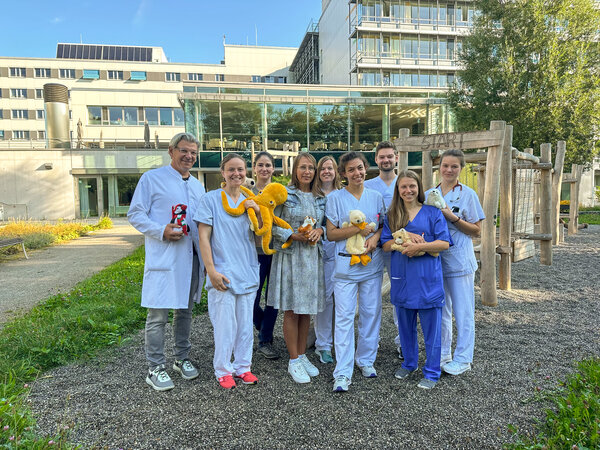 Das Ärzte-Team der Kinderklinik Kaufbeuren vor dem Therapiespielplatz am Klinikum Kaufbeuren
