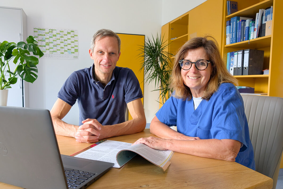 Geschäftsführende internistische Oberärztin Dr. Wiebke von der Emde (r.) und Chefarzt für Allgemein-, Viszeral- und Adipositaschirurgie  Dr. Michael Dykta. | © Kliniken Ostallgäu-Kaufbeuren