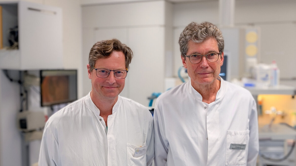 Die beiden Leiter des Darmkrebszentrums Prof. Stefan Maier und Prof. Helmut Diepolder.  | © Kliniken Ostallgäu-Kaufbeuren