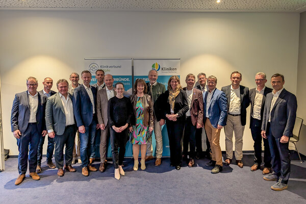 Dr. Martin Hinterseer (ÄD Klinik Füssen), Dr. Saschsa Chmiel (ÄD Klinik Buchloe), Stefan Bosse (OB Kaufbeuren), Dr. Wolfgang Schnitzler (ÄD Klinikum Kaufbeuren), Alex Eder (LR Unterallgäu), Dr. Maximilian Massalme (ÄD Klinik Ottobeuren), Thomas Kiechle (OB Kempten), Marie Demuth (GF KVA), Maria Rita Zinnecker (LR Ostallgäu & Verwaltungsratsvorsitzende KOK), Hans-Joachim Weirather (Aufsichtsratsvorsitzender KVA), Indra Baier-Müller (LR Oberallgäu), Michael Osberghaus (GF KVA), Prof. Christian Langer (ÄD Klinikum Kempten), Andreas Ruland (GF KVA), Andreas Kutschker (Vorstand KOK), Dr. Martin Fiedermutz (ÄD Kliniken Immenstadt, Sonthofen und Oberstdorf), Dr. Manfred Nuscheler (ÄD Klinik Mindelheim) (v.l.n.r.) | © Kliniken Ostallgäu-Kaufbeuren