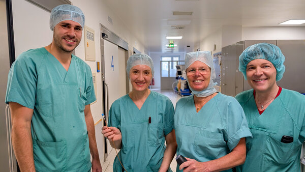 Freuen sich über die neue Therapiemöglichkeit: Chefärztin Dr. Ute Dammer (2.v.r.) mit Teilen des OP-Teams. Foto: Kliniken Ostallgäu-Kaufbeuren | © Kliniken Ostallgäu-Kaufbeuren