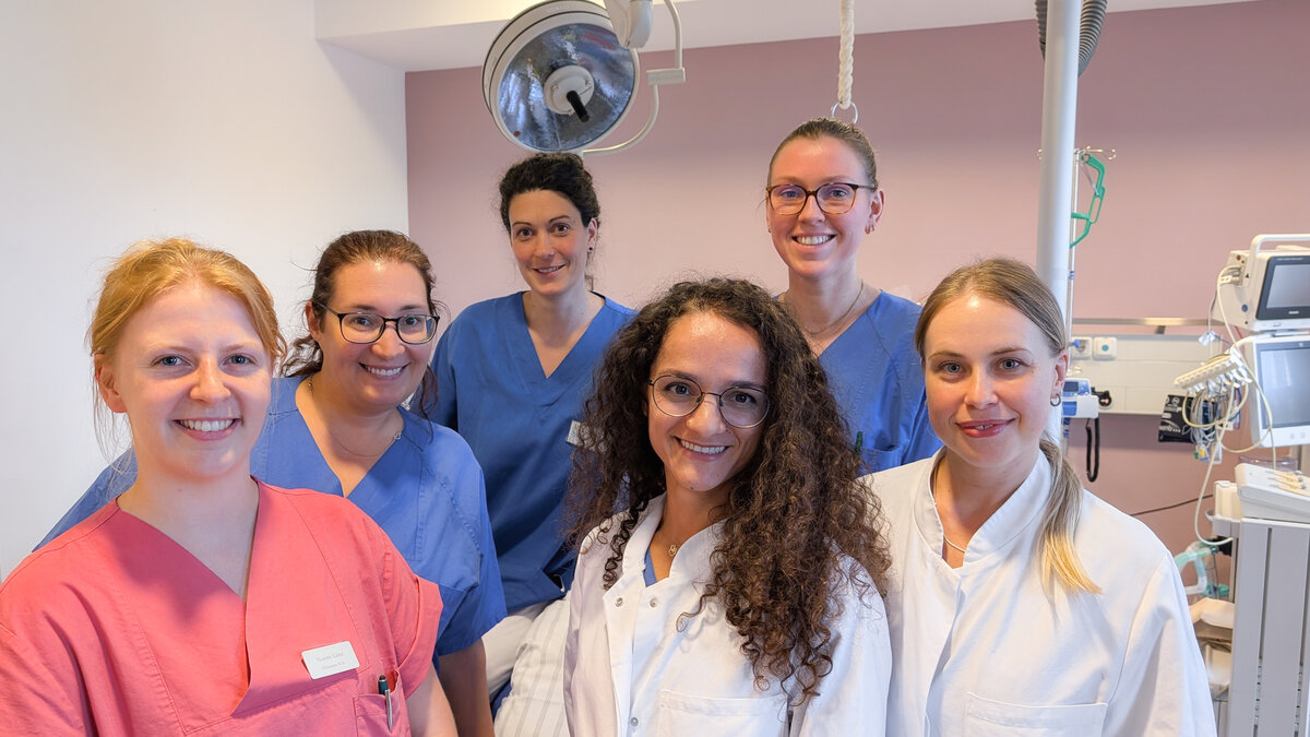 Orgeta Maci (3.v.r.) mit einem Teil des Geburtshilfe-Teams. | © Kliniken Ostallgäu-Kaufbeuren