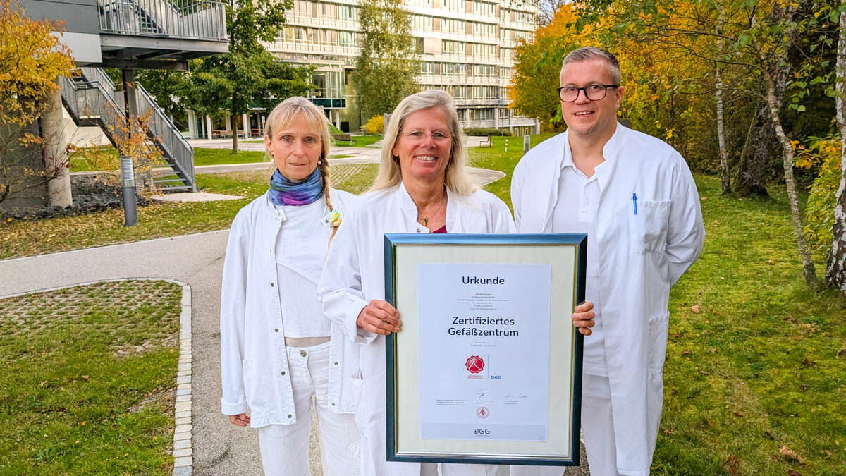 Chefärztin Dr. Ute Dammer (Mitte) mit Gefäßassistentin Susanne Feyrer und dem leitenden Oberarzt Dr. Markus Bayrhof | © Kliniken Ostallgäu-Kaufbeuren