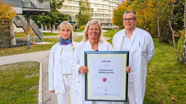 Chefärztin Dr. Ute Dammer (Mitte) mit Gefäßassistentin Susanne Feyrer und dem leitenden Oberarzt Dr. Markus Bayrhof | © Kliniken Ostallgäu-Kaufbeuren