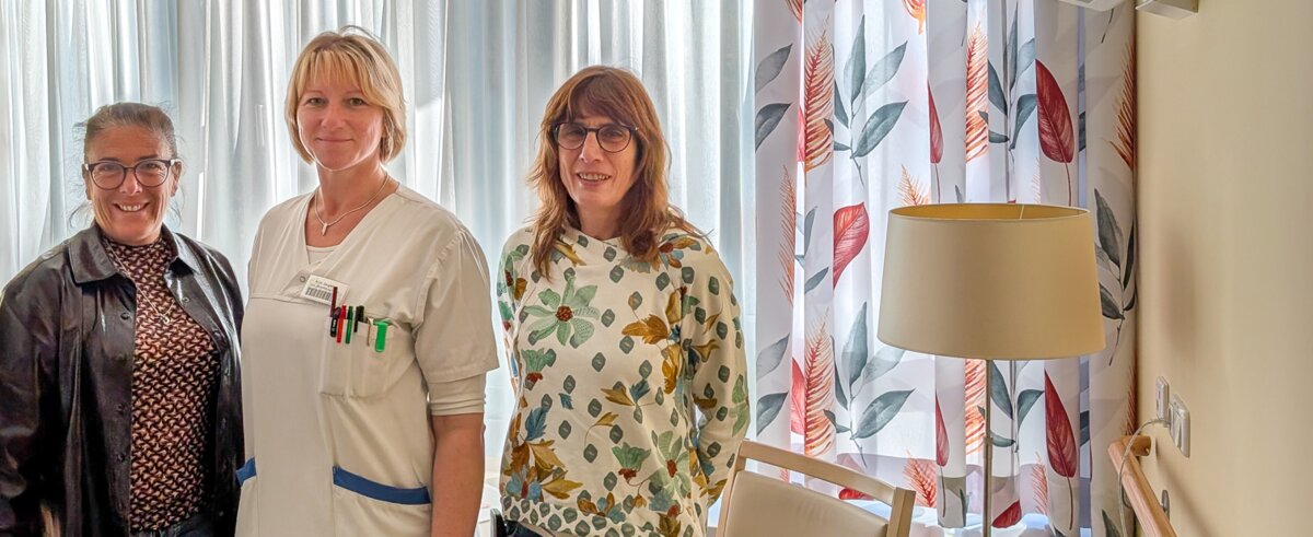 Freuen sich über die neuen Vorhänge der Palliativstation: Pflegedienstleiterin Andrea Lehmann, stv. Stationsleiterin Nicole Zergiebel und Klinikleiterin Carolina Messerschmitt (v.l.n.r.)  | © Foto: Kliniken Ostallgäu-Kaufbeuren