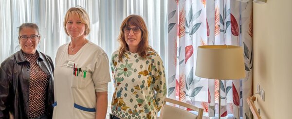 Freuen sich über die neuen Vorhänge der Palliativstation: Pflegedienstleiterin Andrea Lehmann, stv. Stationsleiterin Nicole Zergiebel und Klinikleiterin Carolina Messerschmitt (v.l.n.r.)  | © Foto: Kliniken Ostallgäu-Kaufbeuren