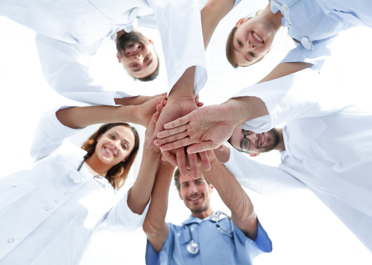 Teamfoto von Beschäftigten im Gesundheitsbereich (Symbolbild)