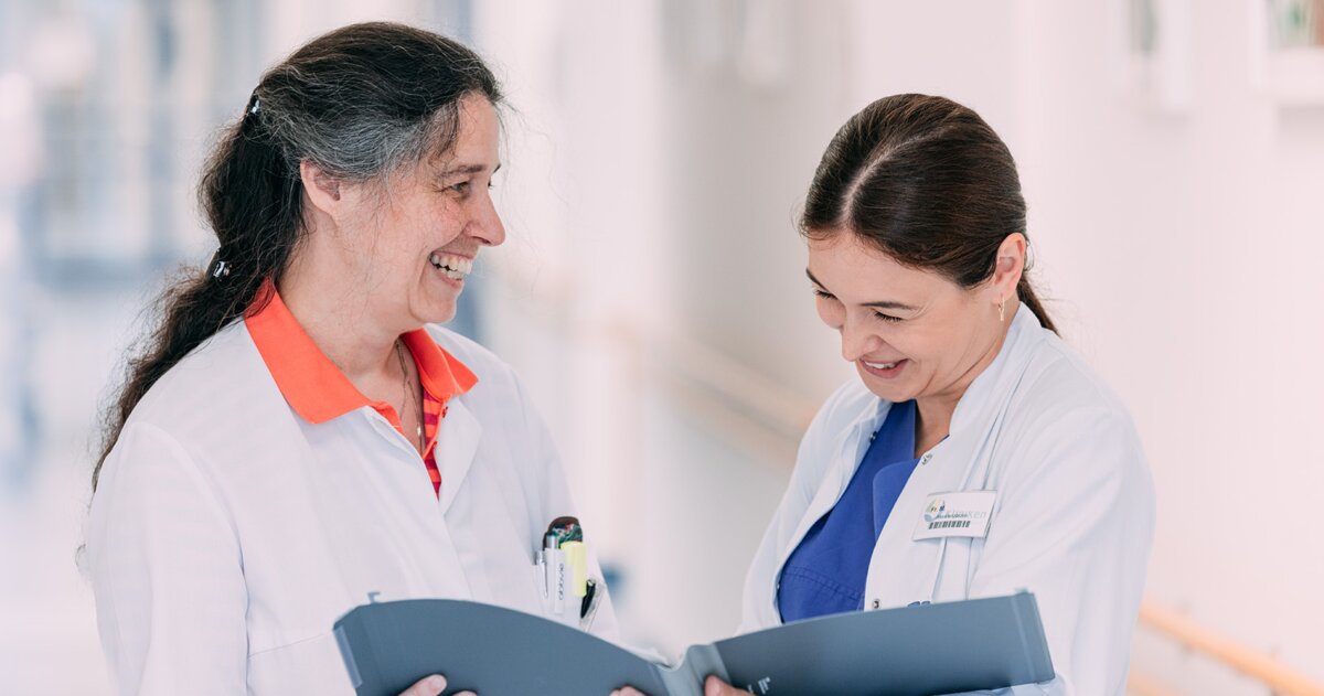 Rheumatologin Dr. Jutta Bohn (l.) im Gespräch mit einer Kollegin. | © Kliniken Ostallgäu-Kaufbeuren