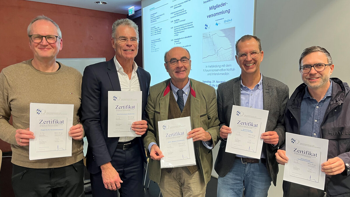 Freuen sich gemeinsam mit Vertretern weiterer Herzinfarktnetzwerke über die erneute Akkreditierung: Dr. Simon Delladio vom Herzinfarktnetz Königswinkel-Ausserfern (r.) und Dr. Markus Riedl vom Herzinfarktnetz Kaufbeuren-Ostallgäu (2.v.r.). | © Foto: Klinikum St. Elisabeth Straubing GmbH 