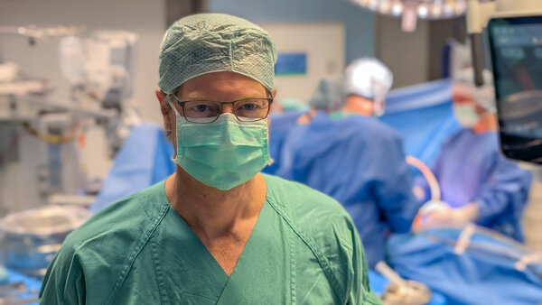 Bietet ein breites Spektrum an Tumor-Behandlungen inkl. Operationen an: Prof. Stefan Maier und das Team der Viszeralchirurgie am Klinikum Kaufbeuren.  | © Foto: Kliniken Ostallgäu-Kaufbeuren.