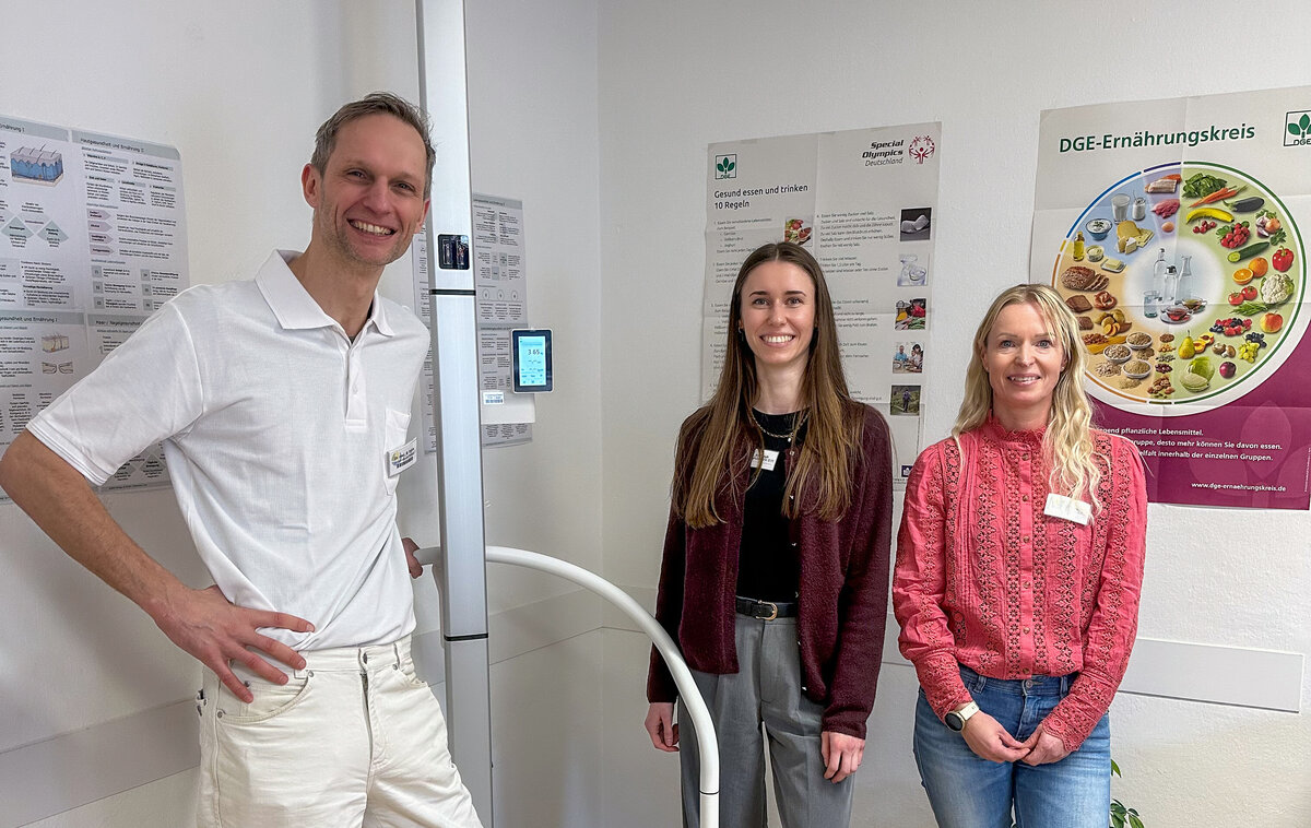 Chefarzt und Leiter des Adipositaszentrums Dr. Michael Dykta (links) mit Ernährungswissenschaftlerin Patricia Krafczyk (Mitte) und Ernährungstherapeutin Jana Ziems (rechts). | © Foto: Kliniken Ostallgäu-Kaufbeuren