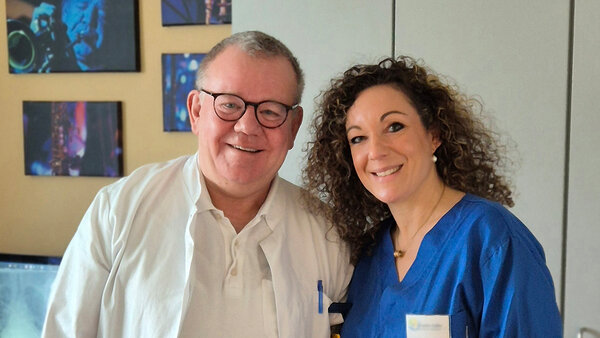 Der bisherige Chefarzt der Radiologie, Dr. Wolfgang Beinborn (l.), und seine Nachfolgerin Dr. Annette Ruffer.  | © Foto: Kliniken Ostallgäu-Kaufbeuren