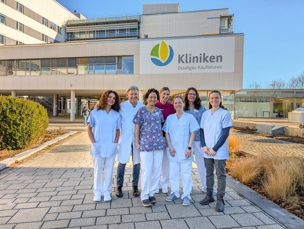 Freuen sich über viel Besuch am Ernährungs- und Diabetestag: Prof. Markus Rauchenzauner (2.v.l.) und das Team des Kinderzentrums Ostallgäu-Kaufbeuren. | ©  Kliniken Ostallgäu-Kaufbeuren