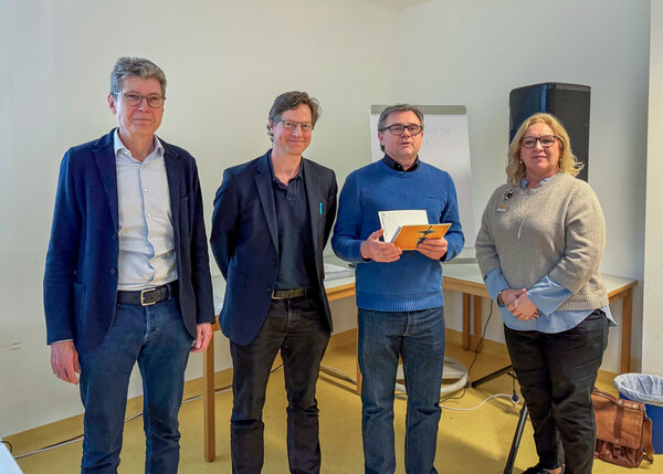 Abtritt des alten Vorstands des Arbeitskreises Viszeralmedizin Schwaben e.V.: Prof. Helmut Diepolder, Prof. Stefan Maier, Dr. Petar Tufekčić gemeinsam mit Sponsor Heike Stössel von der Falk Foundation (v.l.n.r.). | © Foto: privat