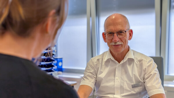 Dr. Horling im Gespräch mit einer Patientin. | © Foto: Kliniken Ostallgäu-Kaufbeuren