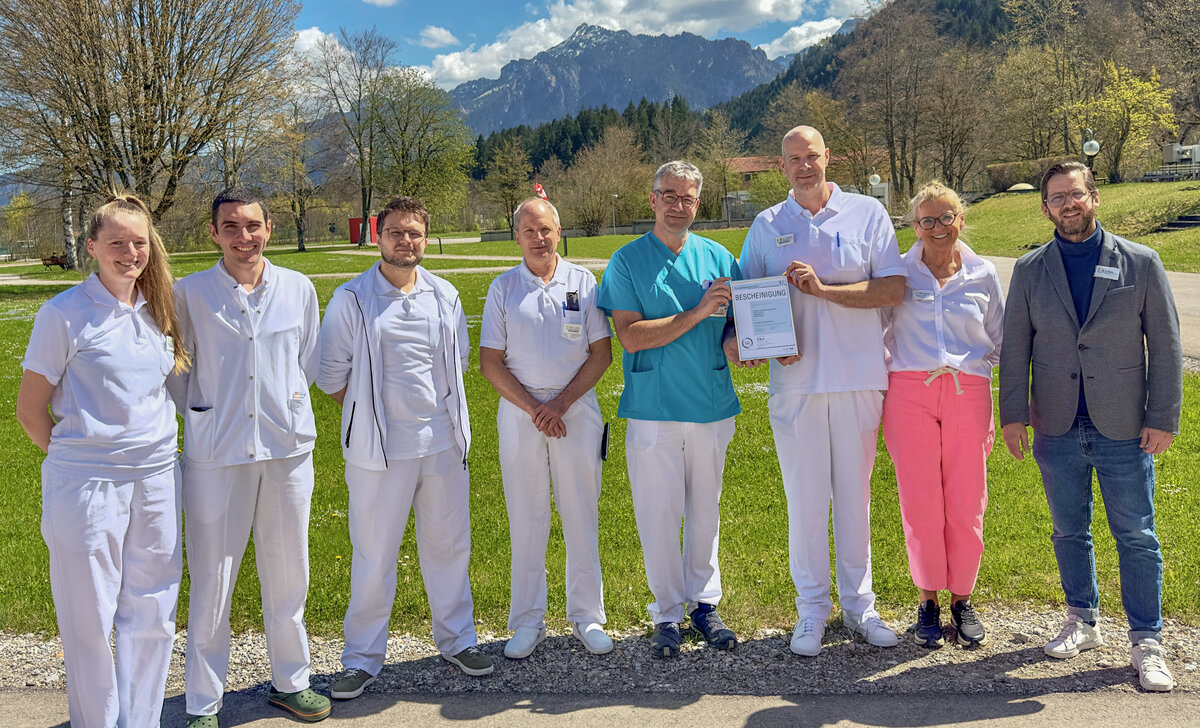 Das Team des Traumazentrums Füssen: Rewenda Rohde, R. Abbas, Ugur Simal Atabey, Dr. Jürgen Knee, Stefan Eckert, Dr. Sören Twehues und Marion Ambros mit Klinikleiter Andree Betzel (v.l.n.r.). Es fehlt Dr. Steffen Vennemann. | © Foto: Kliniken Ostallgäu-Kaufbeuren