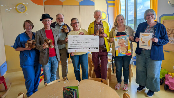 Stellvertretende Stationsleitung Kinderklinik Kaufbeuren Tanja Ferling, Vorstand Verein Kleine Patienten in Not e.V. Ralph Wendling, Vorsitzender Förderverein Klinikum Kaufbeuren Dr. Peter Vogg, Pflegedienstleitung Klinikum Kaufbeuren Andrea Lehmenn, Wolfgang Kurschus, Stationsleitung Kinderklinik Kaufbeuren Steffi Dressler und Schriftführerin Freundeskreis Klinikum Kaufbeuren Elfriede Ebner (v.l.n.r.). | © Kliniken Ostallgäu-Kaufbeuren