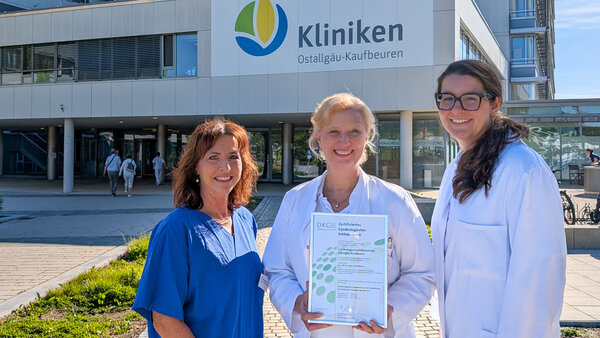 Freuen sich über die erfolgreiche Zertifizierung: Study Nurse Manuela Merz, Chefärztin Dr. Enikö Berkes und Zentrumskoordinatorin Dr. Christina Matsingou.  | © Foto: Kliniken Ostallgäu-Kaufbeuren