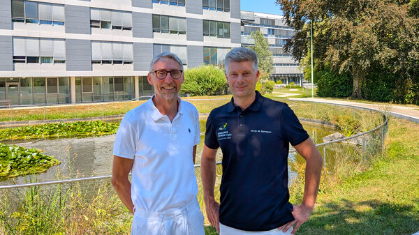 Der bisherige Chefarzt für Orthopädie und Unfallchirurgie im Klinikum Kaufbeuren Dr. Wolfgang Schnitzler (l.) mit seinem Nachfolger PD Dr. Markus Bormann (r.). | © Foto: Dominique Roth | Kliniken Ostallgäu-Kaufbeuren