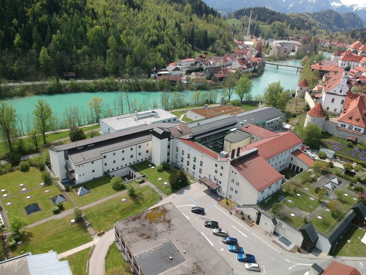 Luftaufnahme des Krankenhauses Füssen